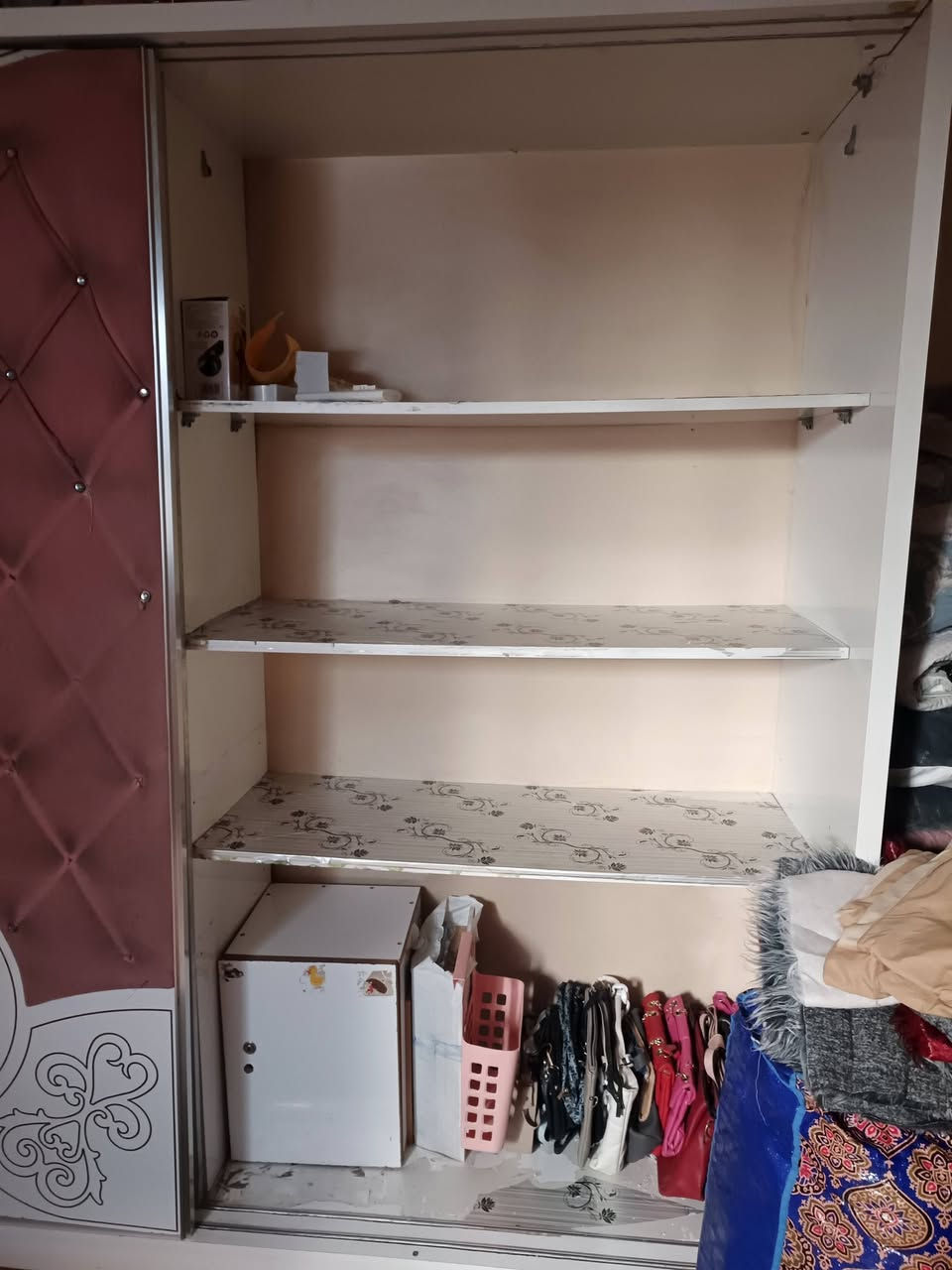السلام عليكم غرفه تركيه للبيع بدون صوميا بيها أضرار بالمجرات بدون سجج والكنتور بيه ضرر خفيف سعرها 80 قفل مكانها حي الجهاد يم جامع النور ‏‪***********‬‏
