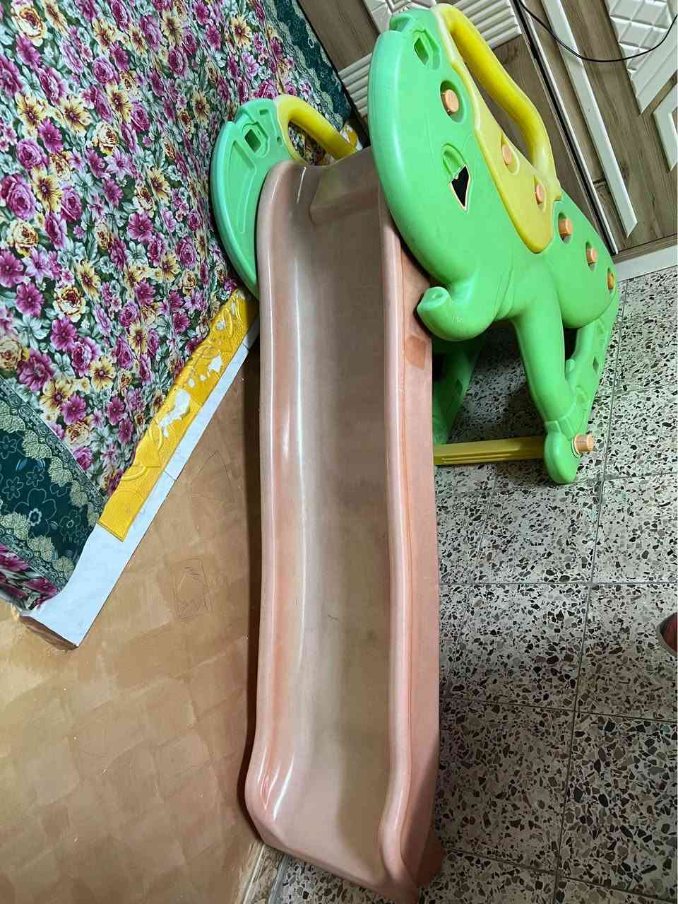زحليكه مستخدمه نضيفه 
ارتفاع 5 بايات 
تتحمل وزن ثقيل 
مكاني بغداد حي الجهاد 
*********** بغداد, العراق
