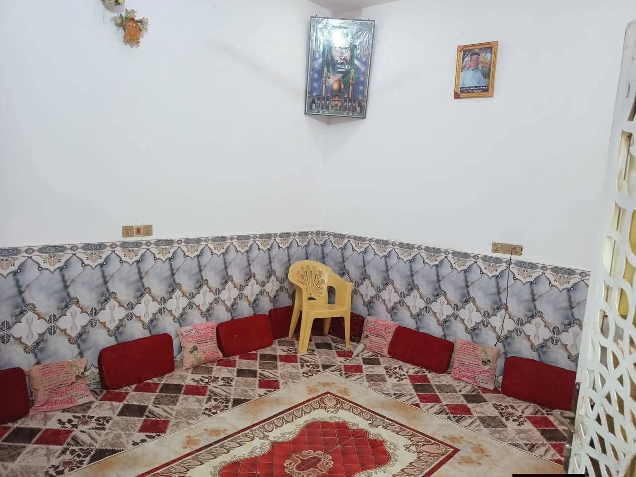 بيت مساحة 285 زاعي يتكون من استقبال 12 في 4 معزوله باب خاجي للشارع وباب من الطارمه للبيت وهول 5 في 4 وصاله 8 في 5 وثلاثه غرف نوم كلش كبار وحده نظام سويت ومطبخ حار وبارد 6 في 4 ومخزن وصحيات داخليه وخارجيه بناء 2024 كافه الخدمات موجوده شارع تبليط العنوان الاسكان الصناعي مقابيل حي الجواد قرب مجمع قيثار سنتر مقابيل عمود 50 يبعد عن شارع الزوار 70 متر سعره 110 للاستفسار الاتصال ***********
