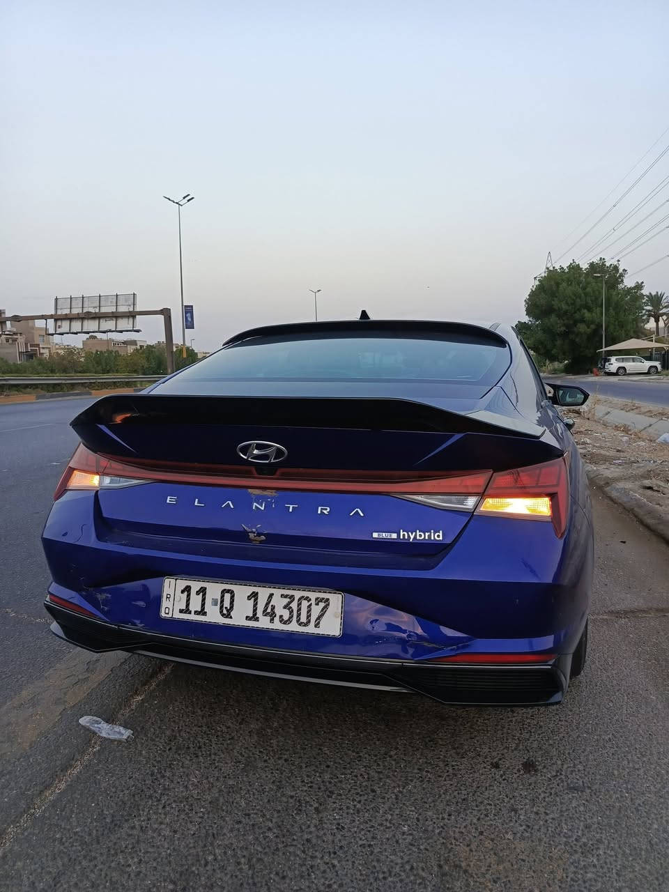 السلام عليكم
للبيع – هيونداي إلنترا هايبرد 2023 Blue
السعر : 155 ورقة 
🔹 الموديل: 2023
🔹 الفئة: Blue Hybrid (الأكثر اقتصادية بالوقود)
🔹 اللون: أزرق
🔹 الوارد: أمريكي – Clean Title
🔹 ناقل الحركة: أوتوماتيك
🔹 المحرك: 1.6L Hybrid مع محرك كهربائي
🔹 نظام الدفع: أمامي (FWD)

مميزات السيارة:

- استهلاك وقود اقتصادي جدًا.
- نظام هايبرد أصلي من المصنع.
- شاشة ذكية نظام ابل كاربلاي واندرويد اوتو.
- كاميرا خلفية.
- حساسات.
- تشغيل عن بعد.
- تثبيت مسار. 
- تبريد ثلج.
- مثبت سرعة.
- أنظمة أمان متقدمة (ABS – ESC – وسائد هوائية).

الإضافات:
✅ عازل حراري لجميع الزجاج.
✅ كت أسود كامل.
✅ حماية نانو سيراميك.
✅ الكشنات مغلفة بالكامل.
✅ أرضية مدوشمة.

حالة السيارة:

- استخدام شخصي.
- حادثها في أمريكا ضربة بسيطة بالصندوق الخلفي فقط.
- تصليح بارد بدون أي صبغ او تبديل .
- السيارة جاهزة متحتاج أي مصروف، والفحص خير دليل.

📍 الموقع: بغداد
📞 للاستفسار يرجى التواصل على الخاص أو الاتصال.
***********

واتساب : https://wa.me/9647748824266
