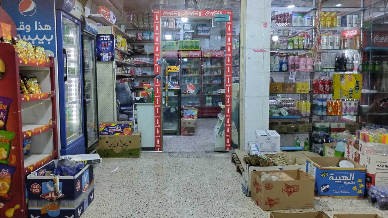 اسواق كاملة مع مستلزماتها للبيع 
العنوان حي الوحده سايدين الشارع العام 
مساحه كبيرة وواجهة بانقتين تشمل سبع عارضات + ثلاث مجمدات 
للاستفسار ***********
