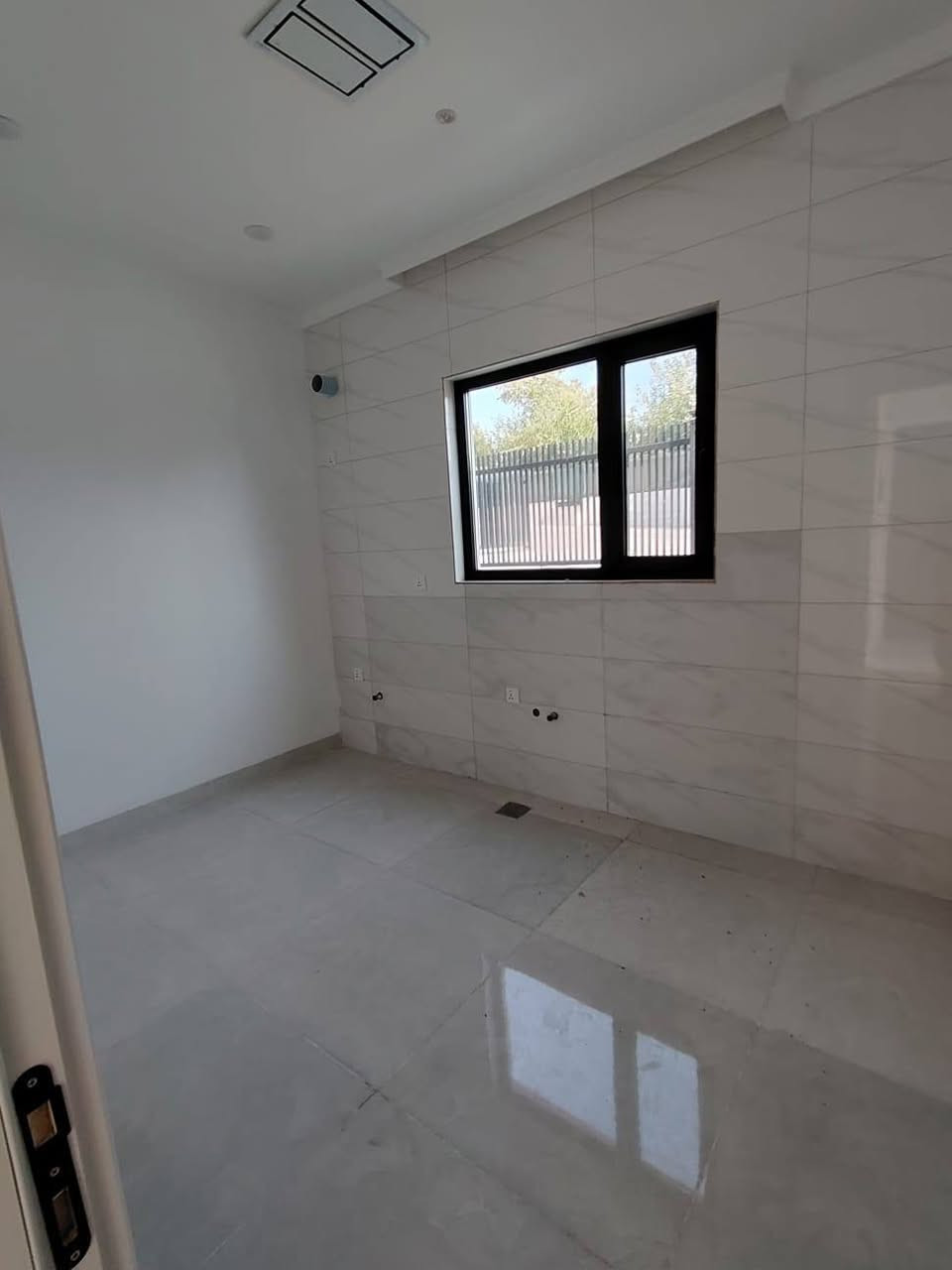خانۆبو فڕوشتن ڵەڕاپرین***********  للبیع سعر کلش مناسب رابرین خدمات
شارع 20 فول مواصفات  بیت 100متر قریب کلشی ***********
