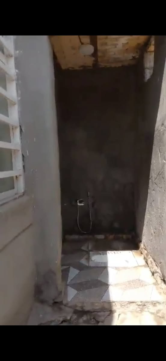 سلام عليكم  بيع مستعجل  بيت للبيع  210م   يتكون البيت من 3غرف نوم وصاله جبيره  وأستقبال ومطبخ حار وبارد وصحيات داخلية وخارجية البيت كامل  حته تشطيب الماي والكهرباء كامل بي نقص بس أرضيه سند25  مداور بأسم المشتري مرقم ومشمول بالتطويب العنوان الديوانية مقابل حي الحضاره البو جاسم  شارع اب وائل السعر ٣٣ وبي مجال  ***********+*********** واتساب ***********
