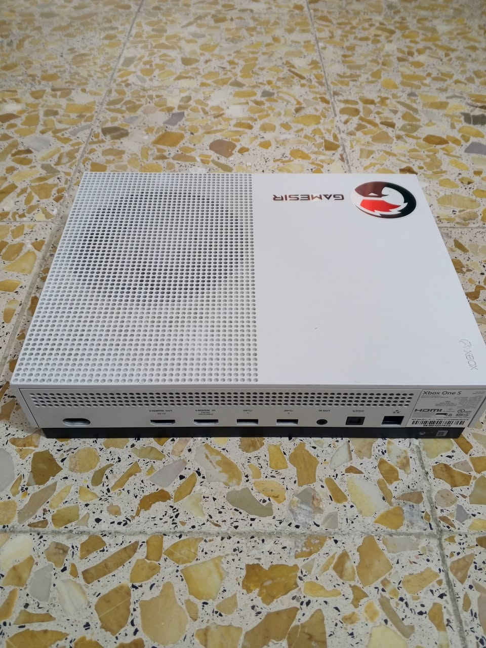 سلام عليكم
اكس بوكس وان اس 1 تيره نضيف لوك ستيكر 
كامل ملحقاتة
كيبل البور كيبل HDMI 
يدة حترافية كيم سير
سماعات 
كيبورد وماوس وتحويله
يو بي اس 
العنوان بغداد سريدات 
الرقم ***********
السعر 300 وبي مجال بسيط
