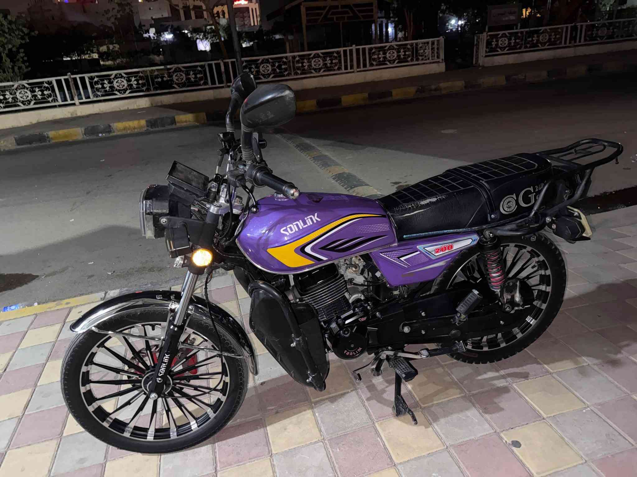 يالله 
ايراني سونك 25 محرك 200 ضاغطه وزنجيل  
دراجه حلوة ونظيفه وكاعده متصرف عليها لو ربع 
شوفتها احلى من الصور 
كهربائيات شغالة ✅
محرك كفالة ✅
گشر كفالة  ✅
كلشي بيها كفالة ✅
السعر خاص 
*********** اتصال او واتساب
