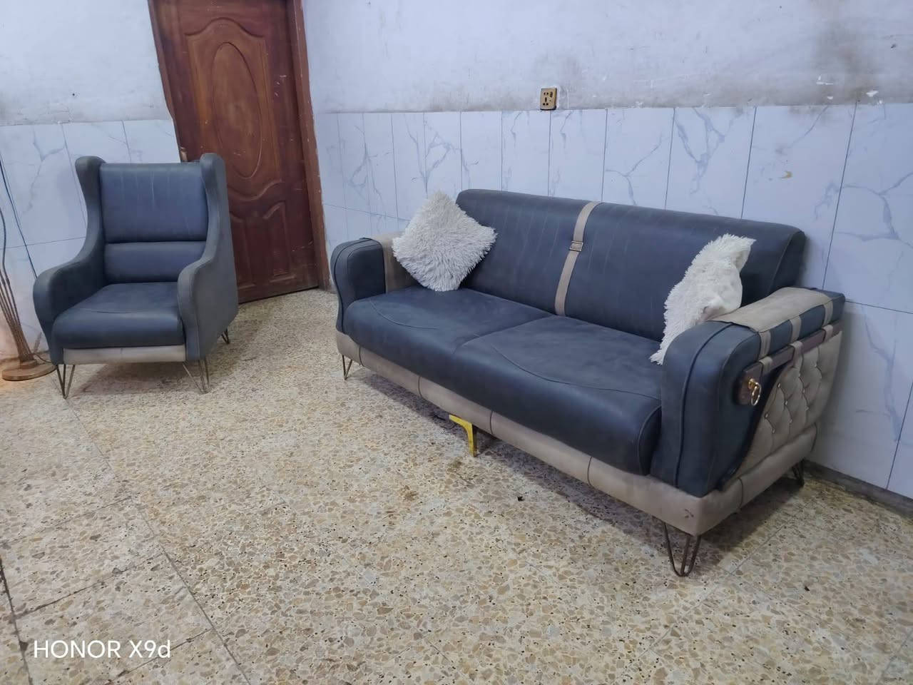 تخم 7 مقاعد نظيف
سعره وبي 220 مجال مكان البياع 
اكو توصيل ب واتساب 
***********

نص مكتوب في الصور:
- HONOR X9d