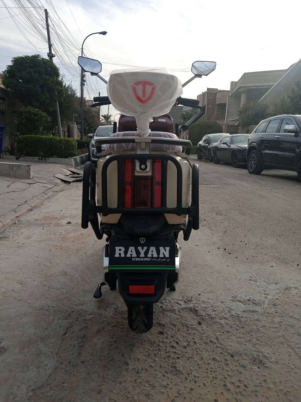 🔥 للبيع: دراجة شحن RAYAN VIP المدرع (وحش الكون) - موديل 2026 🔥
دراجة مدرعة كاملة، جديدة ونظيفة جداً، شخط ما بيها وماشية قليل وبدون أي نقص أو عيب، مع وجود وصل الشراء والضمان.

✨ المواصفات والخصائص:

الموديل: RAYAN VIP المدرع (موديل 2026)

قوة المحرك (الملف): 2000 واط

البطارية: 6 بطاريات جرافين حجم كبير (مسطرة)

السرعة القصوى: تصل إلى 85 كم/س

المدى بالشحنة الواحدة: 80 كم

الضمان والوصل: • وصل الشراء الأصلي موجود 📄 • ضمان 6 أشهر على البطاريات 🔋 • ضمان سنة كاملة على العقل والملف ⚙️

الميزات والملحقات: • نظام تشغيل ذكي عن طريق الهاتف 📱⚡ • ستاند موبايل مثبت 📱 • تصميم مدرع مع دعاميات حماية كاملة وكشافات إضافية جانبية 💡 • إضاءة LED أمامية حديثة • شاشة قراءة ديجيتال 📊

💰 السعر: 1,300,000 دينار (مليون و300 ألف). 📍 الموقع: بغداد - قرب الرعاية الاجتماعية.

📞 للتواصل: ***********
