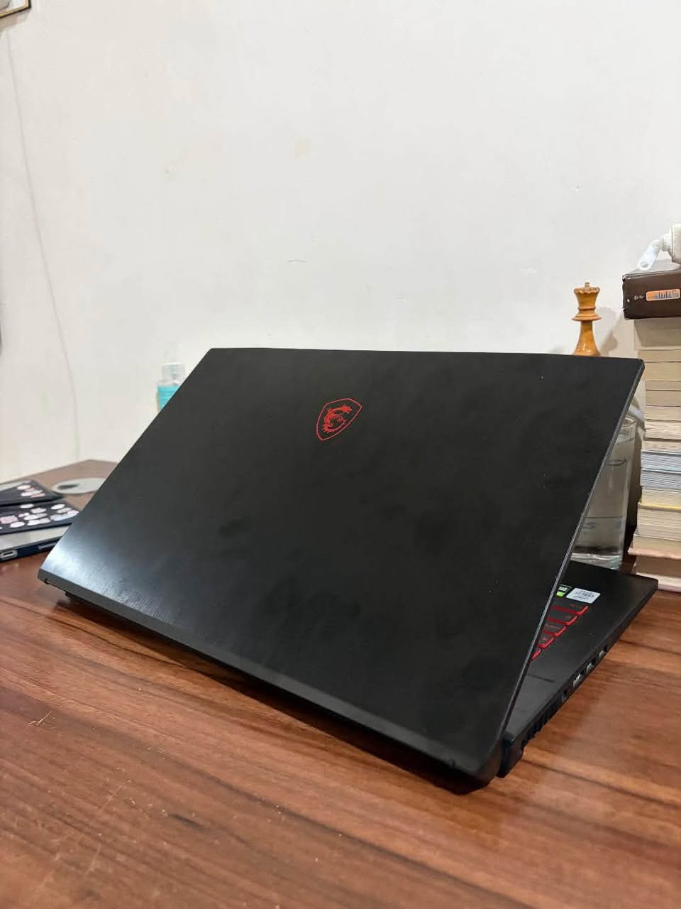 لابتوب كيمنك 

MSI GF75 Thin 10SCXR

• المعالج: Intel Core i7-10750H
• الجيل: الجيل العاشر
• الأنوية: 6 Cores
• Threads: 12 Threads
• التردد الأساسي: 2.60 GHz
• الرام: 16GB RAM
• كرت الشاشة: NVIDIA GeForce GTX 1650
• ذاكرة كرت الشاشة: 4GB VRAM
• كرت الشاشة المدمج: Intel UHD Graphics
• التخزين: SSD بسعة إجمالية تقريبًا 1.5TB
• نظام التشغيل: Windows 10 Pro
• نوع النظام: 64-bit
• BIOS: UEFI
• الشاشة: 17.3 إنش
شباب اللابتوب نضيف استعمال شخصي كارتون موجود ووصل الشراء موجود يحتاجلة بس بطارية سعرها ٥٠ الف وتكدر تستخدمة بدون بطارية طبيعي
اني ضايفلة هارد سامسونك 1 تيرا تريدة وية الهارد لو بدون عادي 
بدون هارد 675
وية الهارد 775
للأستفسار واتساب فقط 
***********
