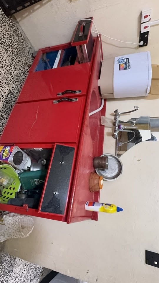 معرض وميز مال طعام وكاونتر مرمر
وميز بلازما و 3 جرابي مثل ما بصور كلة مال بيت ونضيف 

***********
