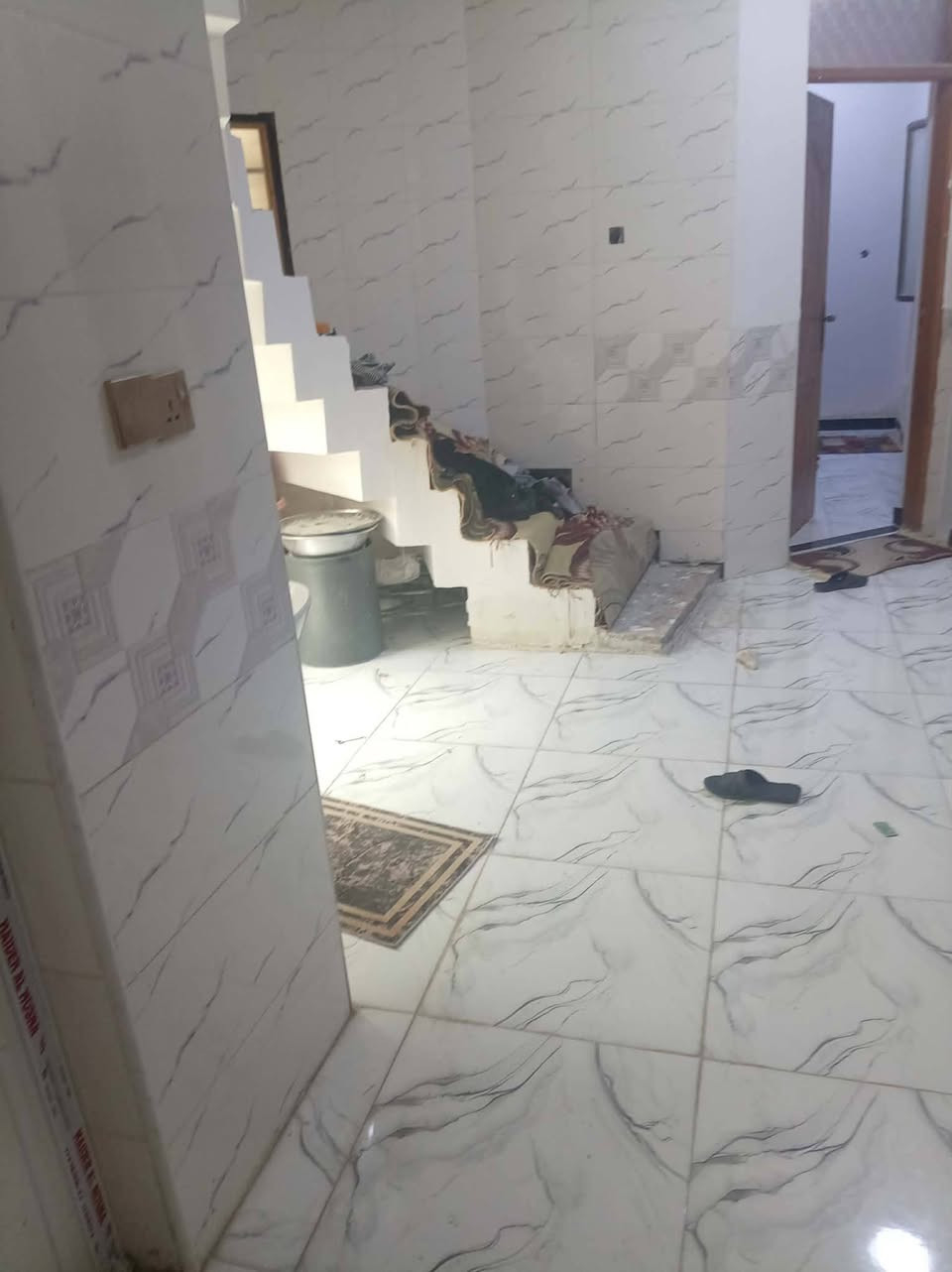 ٢٠٠ م مصفر بحي الجامعه طابق واحد كامل وبي معامله بسم راعيه مستعجل ع بيع غرفتين صاله استقبال مطبخ بيت كامل وجاهز ***********
