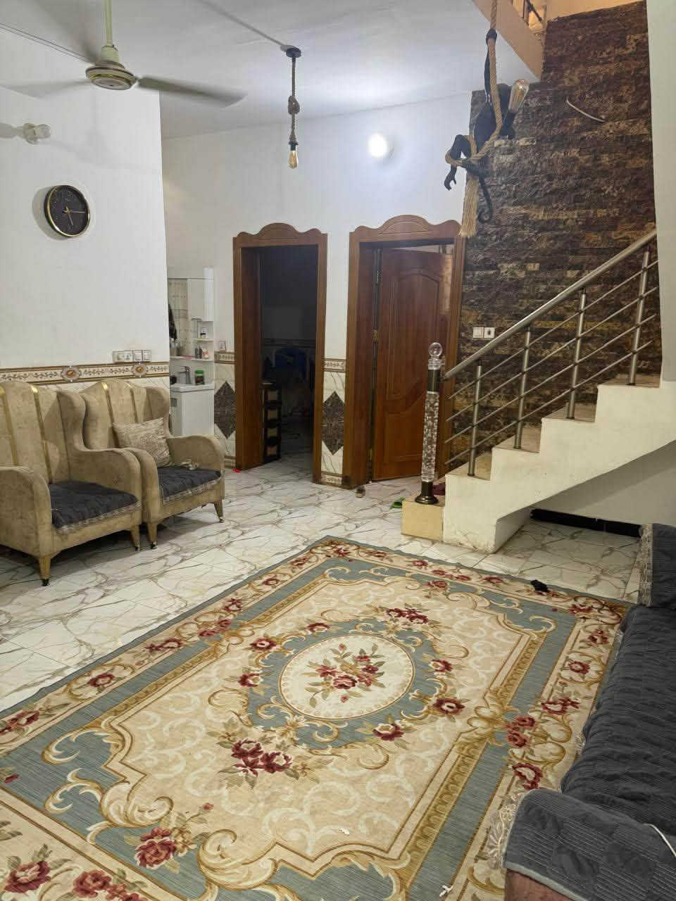بيت حي الامين خلف اسواق المائدة قرب المدينة المائية وجامعة اهل البيت
دار 100مً
واجهة 12،5 نزال 8 
غرفتين نوم و 2 صحيات و مطبخ وصالة واستقبال ( طابق ونص ) . 
بناء حديث لمعرفة السعر وباقي التفاصيل خاص او وات ساب على الرقم ***********
