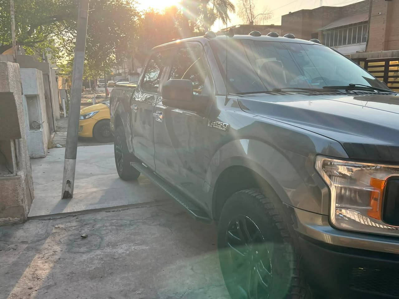 سلام عليكم 🫡 ورحمة الله فورد f-150.xlt موديل 2020  ماشية 87 الف كيلو متر   مكينه 2700 دبل توربو 4x4 حادثها تبديل بابين ايمن وجاملغ امامي سيارة جديدة وحلوة سعرها 200 بيع فقط بدون مرواس مكانها بغداد الوزيرية ***********
