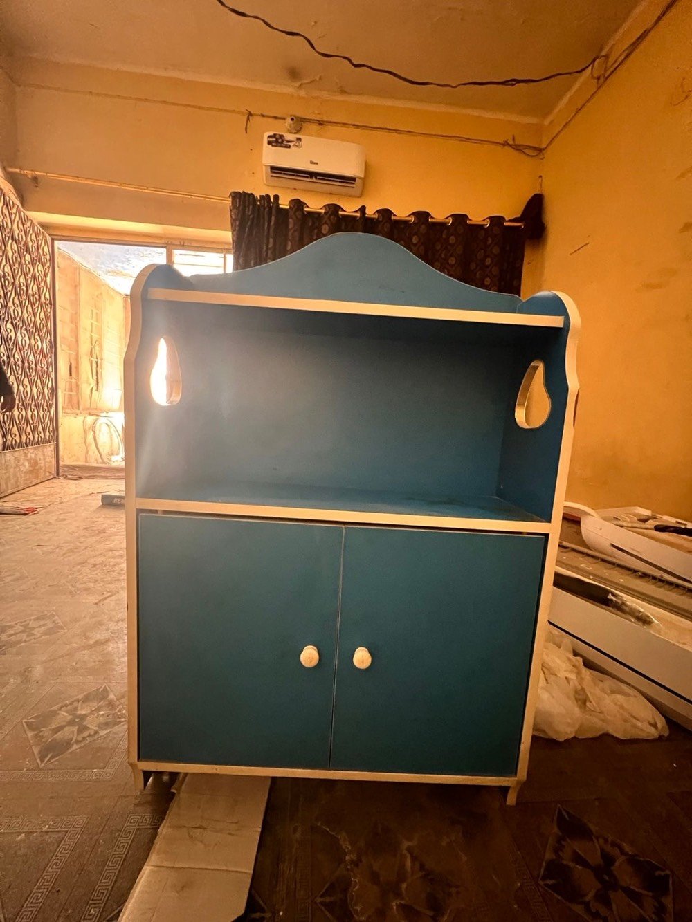 سرير اطفال • نظيف • مع المندر