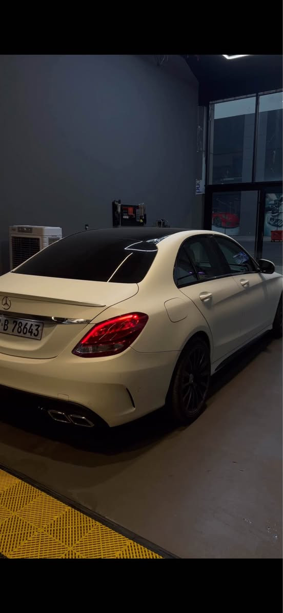 🔥 للبيع: Mercedes-Benz C300 AMG 2017 – Full Options (أعلى فئة) 🔥
إذا كنت تبحث عن سيارة قمة في النظافة، الفخامة، والمظهر الرياضي، فهذه السيارة هي الخيار المثالي لك!
📌 المواصفات الرئيسية:
• الموديل: 2017
• الكت (Kit): AMG الأصلي
• المحرك: 2.0L Turbo – قوة ممتازة مع استهلاك اقتصادي للوقود
.كامل مغلف PPF مات ضمان ١٠سنوات 
•فقط ماشية ٧٠الف 
•برغي مامفتوح بسيارة كلشي كفالة على وضع شريكة 
•سيرفسات كلها على شريكة bcmوكالة مارسديس 

• الوضع العام: بحالة الممتازة، جاهزة للمشاة ولا تحتاج أي مصاريف.
🌟 أهم المواصفات (Full Options):
• سقف بانوراما (Panoramic Sunroof)
• نظام صوتي فاخر Burmester
• المقاعد: جلد أصلي، كهربائية مع ذاكرة (Memory) وتدفئة
• الشاشة والكميرات: شاشة كبيرة + كاميرا خلفية + حساسات مساعدة للركن
• أنظمة الأمان والرادار: رادار منع التصادم + رادار النقطة الكوراء (Blind Spot)
• الإضاءة: أنوار LED High Performance الذكية
• الويلات: ويل صاج AMG أصلي رياضي
• أنماط القيادة: (Eco, Comfort, Sport, Sport+)
• التشغيل والدخول: بصمة تشغيل ودخول ذكي + صندوق كهربائي
•اخوان سيارة كلين تايتل و ضمان دولي كفالة بالعراق شبرين من بونيت صبغ بدون داخل بدون إرباكات كلها سليم بشرط سونار 

📍اربيل معرض اربيل 
***********
Whats app📞 أربيل, العراق
