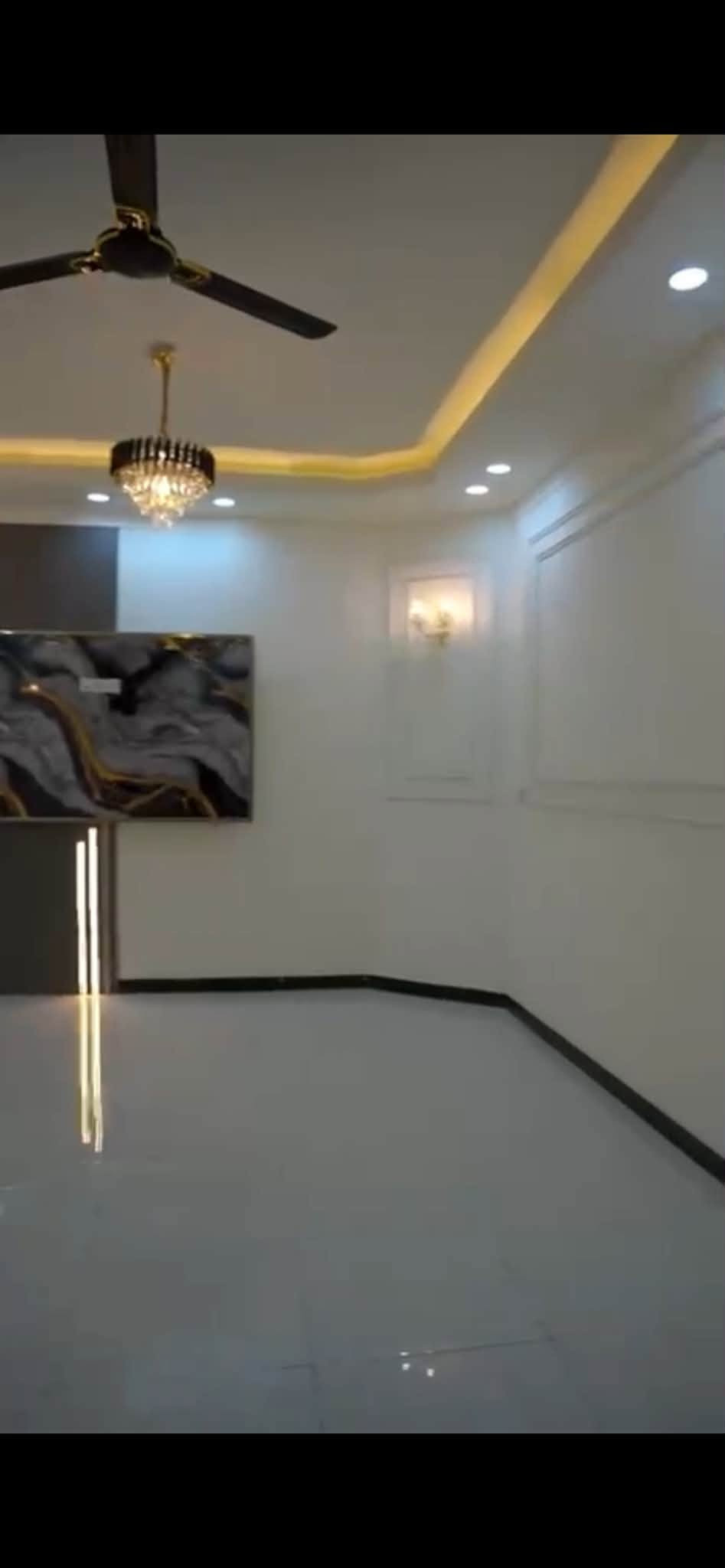 🏡 دار للبيع – موقع مميز جدًا

📍 الموقع: حي الصادق، ملاصق لمدرسة لارسا وعلى الساحة الكبيرة
📐 المساحة: 250 م

🔹 الطابق الأول:
• حديقة
• استقبال
• صالة
• مطبخ
• منور
• حمامات داخلية وخارجية
• غرفة

🔹 الطابق الثاني:
• 3 غرف
• صالة
• حمام
• إحدى الغرف بنظام سويت

📞 للاستفسار والتواصل:
***********
***********
