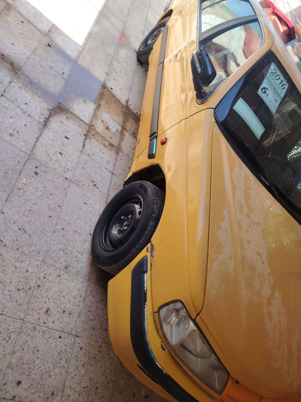 بيجو بارس موديل2016
سنويه ٢٩ مصفره هيه وغرامات
ضربتها وحيده بل باب موضح بل صوره مال سايق
باقي شوف عينك سياره حلوه عوزها بس ملحضات بسيطه
تبريد شغال زوج تواير كدام منضومه غاز بيها بس صونده  طاكه سويها وشغل كبل كير مكفول سعر ٣٣ وبيها مجال شراي رقم ***********
