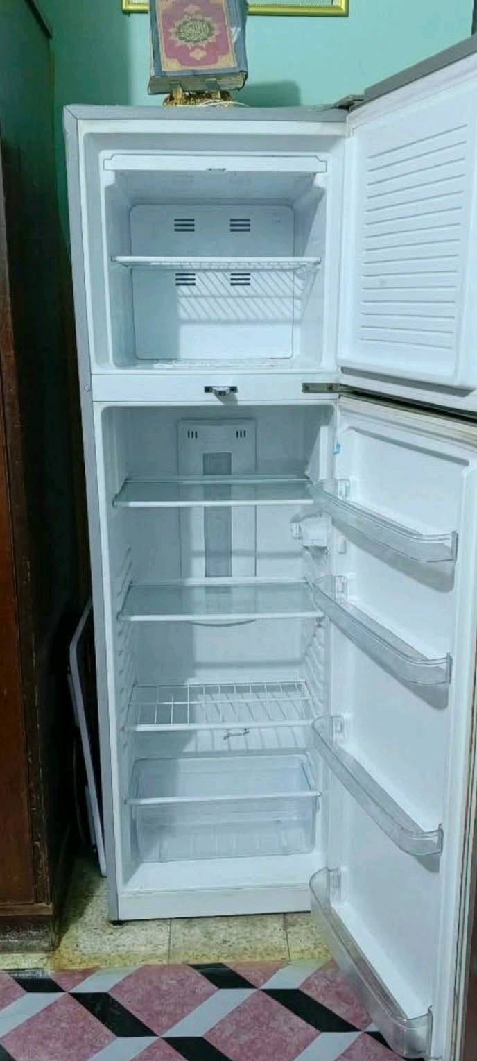 ثلاجة حجم وسط تبرد وتثلج اي خلل مابيهه ونظيفة وشغاله ب160 بيهه مجال قليل عنون بغداد المشتل استفسار يتفضل خاص