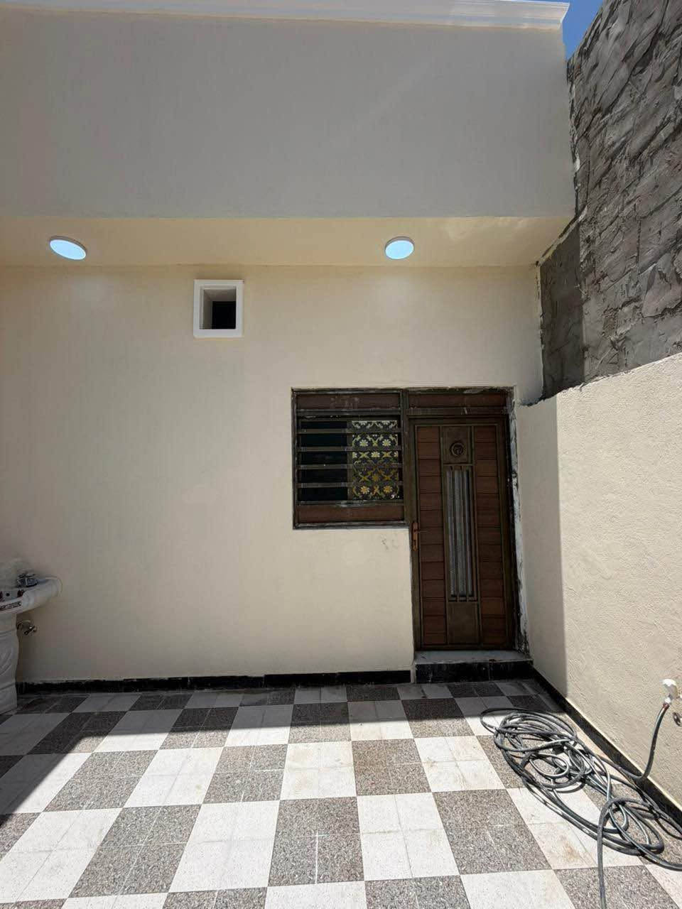 دار سكن للبيع

يحتوي على 2 غرف منام + هول+ مجمع صحيات داخليه + ديوان خارجي + صحيات خارجيه + كراج سياره + ترك ومنور +مطبخ

مساحه المنزل ١٥٠متر 

نوع العقار طابو زاعي سند ٢٥ بسم عراقي وكاله ومكتبه ونسخه من طابو

علماً المنزل بالكامل سيراميك 

نوع السقف كونكريت 

يتوفر كهرباء أمبيرات 

المنطقه تحتوي على جميع الخدمات ماء وكهرباء ومستوصف صحي ومدارس ابتدائيه 

الجيران ذهب صافي 

العنوان البصره شط لعرب الجزيره شارع زين العابدين

علماً المنطقه اصوليه بيوت موضفين طابو والمنزل محاذي للبيوت الطابو 

السعر المطلوب ٧٥ وبي مجال ان شاء الله 

للاستفسار التواصل خاص او على الرقم التالي /

‏***********
مكتب عقارت المهندس شط العرب, البصرة
