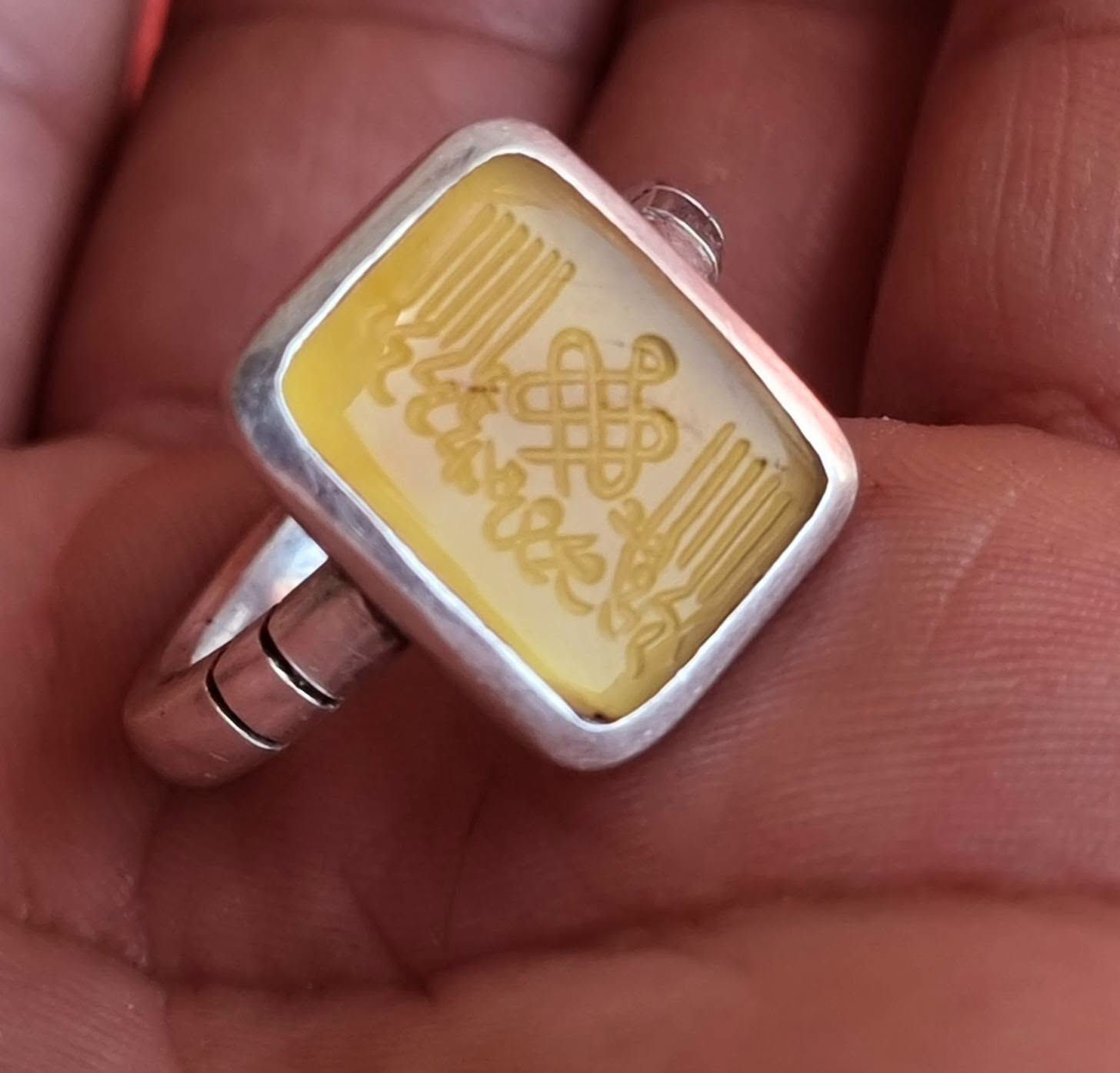 عقيق يماني اصفر مزعفر  مخطوط خط يدوي خط عكس 
🍋الائمه المعصومين ال١٢ عليهم السلام 🍋
بصياغه يدويه ثقيله للبيع مكاني بغداد يوجد توصيل إلى جميع المحافظات للبيع فقط فقط أحبتي الغوالي ما اراوس بس ابيع 
***********
