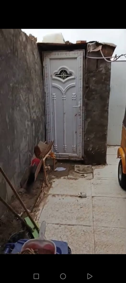بيت حواسم  مساحه 150م المكان  قرب جامعه ميسان   ع شارع سايدين مقابل بانزين خانه 
بناء حديث يحتوي علـّۓ  غرفة نوم كبيره و وديوانية وصاله   ومطبخ وحمام  داخلي وخارجي  مثل تصميم الشقه الايرانية 
السعر 17 مليون 
للاستفسار خاص *********** عمارة, ميسان
