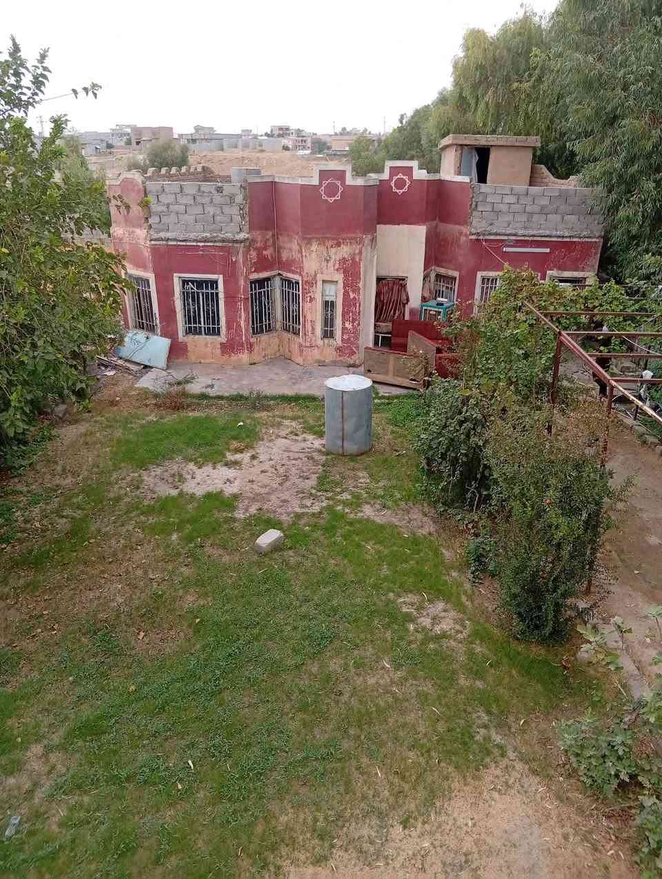 بيت ومحلات • مساحة ١٠٠٥٠ • بيع مستعجل