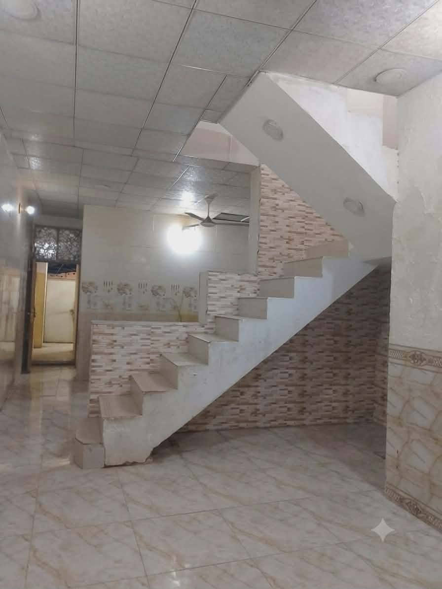 بيت 100م زراعي بسمي مقابيل قرية الغدير شارع المطحنه متكون من غرفه وصاله ومطبخ استقبال وتخاريج داخليه وخارخيه جدران سراميك ارضيه بورسلين سقوف ثانوية.. بناء طابوك معاملت الطابو بلبلديه شارعه 20 تجاري السعر 42 وبيه مجال *********** مكلف بنشر اتصل
