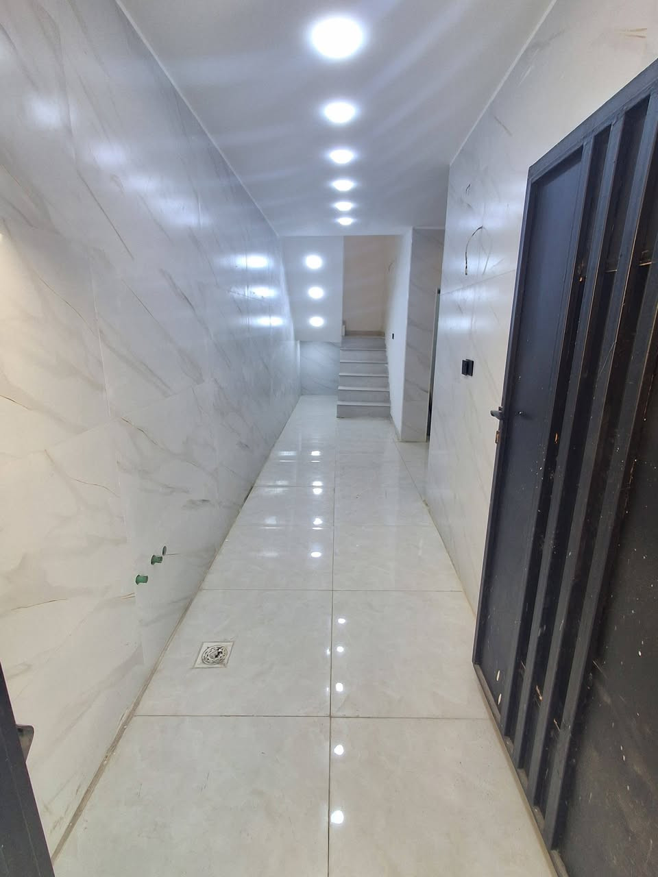 دار للبيع في منطقة الشرطه الخامسه قرب جامع معاذ ابن جبل المساحه ١٠٠ متر واجهة ٨ × ١٢.٥ يحتوي على صاله ومطبخ و ٣غرف نوم وخدمات موقع ممتاز ترميم حديث المراجعه مع مكتب الاماني للعقار للاستفسار/ ***********
