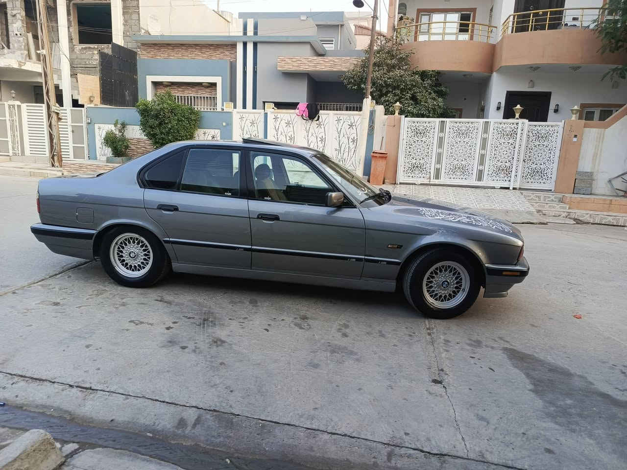 سلام عليكم سياره بي ام للبيع مديل1993رقم اربيل جديد سنويه جديد دفتر بانزين اوتماتيك سلايت فورميكه دبل ايرباك تبريت ثلج سياره بدون ضربه مصبوغ جماليه فقط شرط تحويل وكاله غرامه رقم *********** عنوان كركوك شورجه
