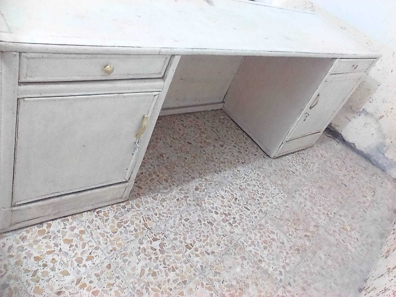 ميز للبيع طول 2متر او نص جديد بس عوزه صبغ السعر 130او بيه مجال اتصل *********** مكاني نجف كوفه عباسيه ابو غرب
