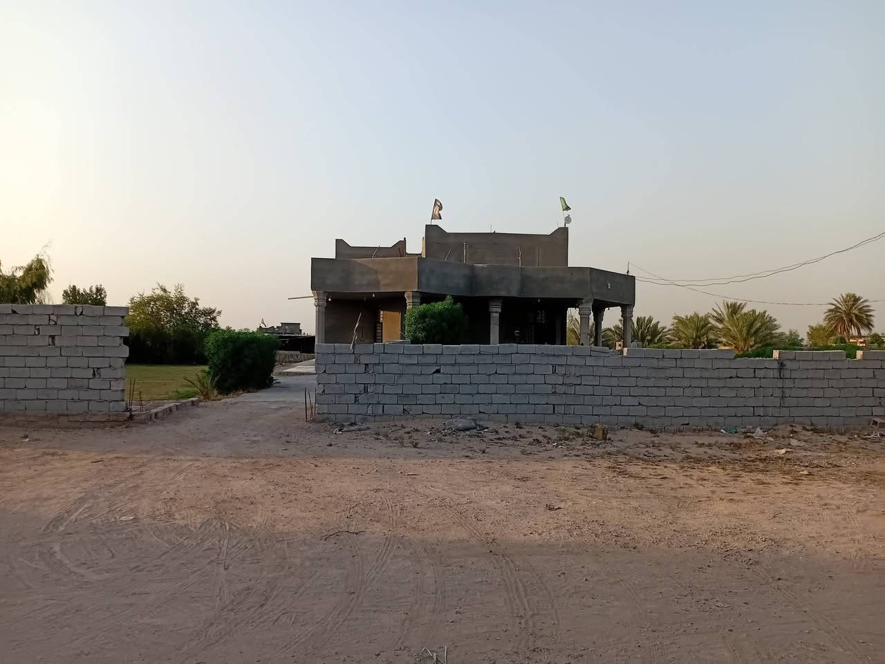 أرض زراعيه البيع 30 دونم معه بيت طابقين حديث البنيان جاهز العاله ومتوفر جميع الخدمات واجهيت تبليط واسط قرب مطار صويره طريق بغداد كربلأ التصال ***********
