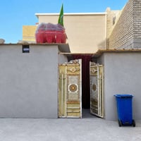 الدار للبيع بيت ١٠٠م قاطين الواجهيه ٥ والنزال ٢٠ البناء ٣غرف وصاله وست...