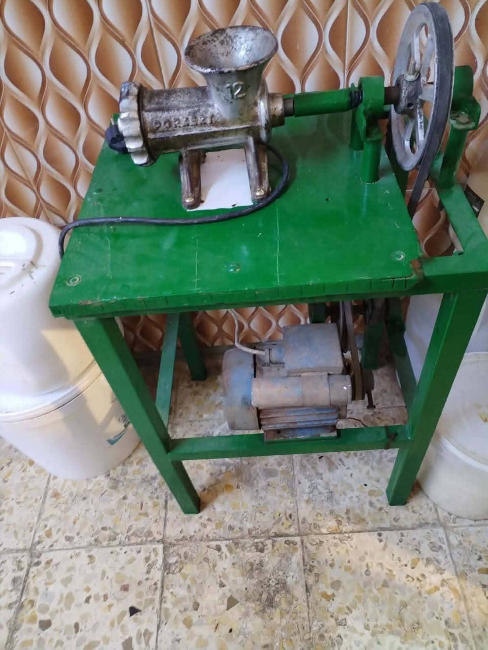 السلام عليكم مثرامه زغيره للبيع شغاله مولد ووطنيه السعر 140 المكان نجف  ***********
