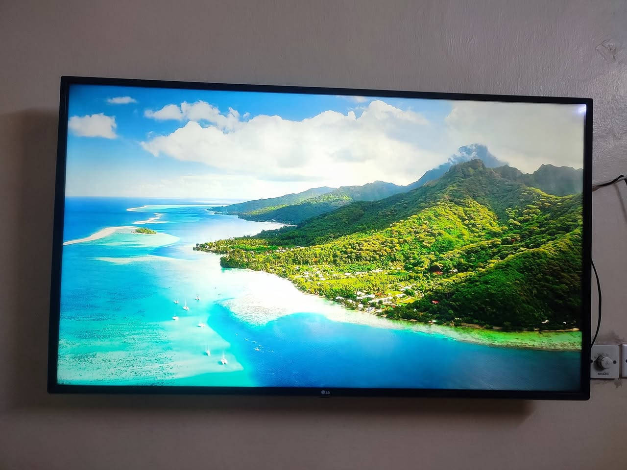 سلام عليكم للبيع شاشة ال جي حجم 55 فول مواصفات 4k مع ريمونت ماوس ناطق للاستفسار *********** السعر 650

