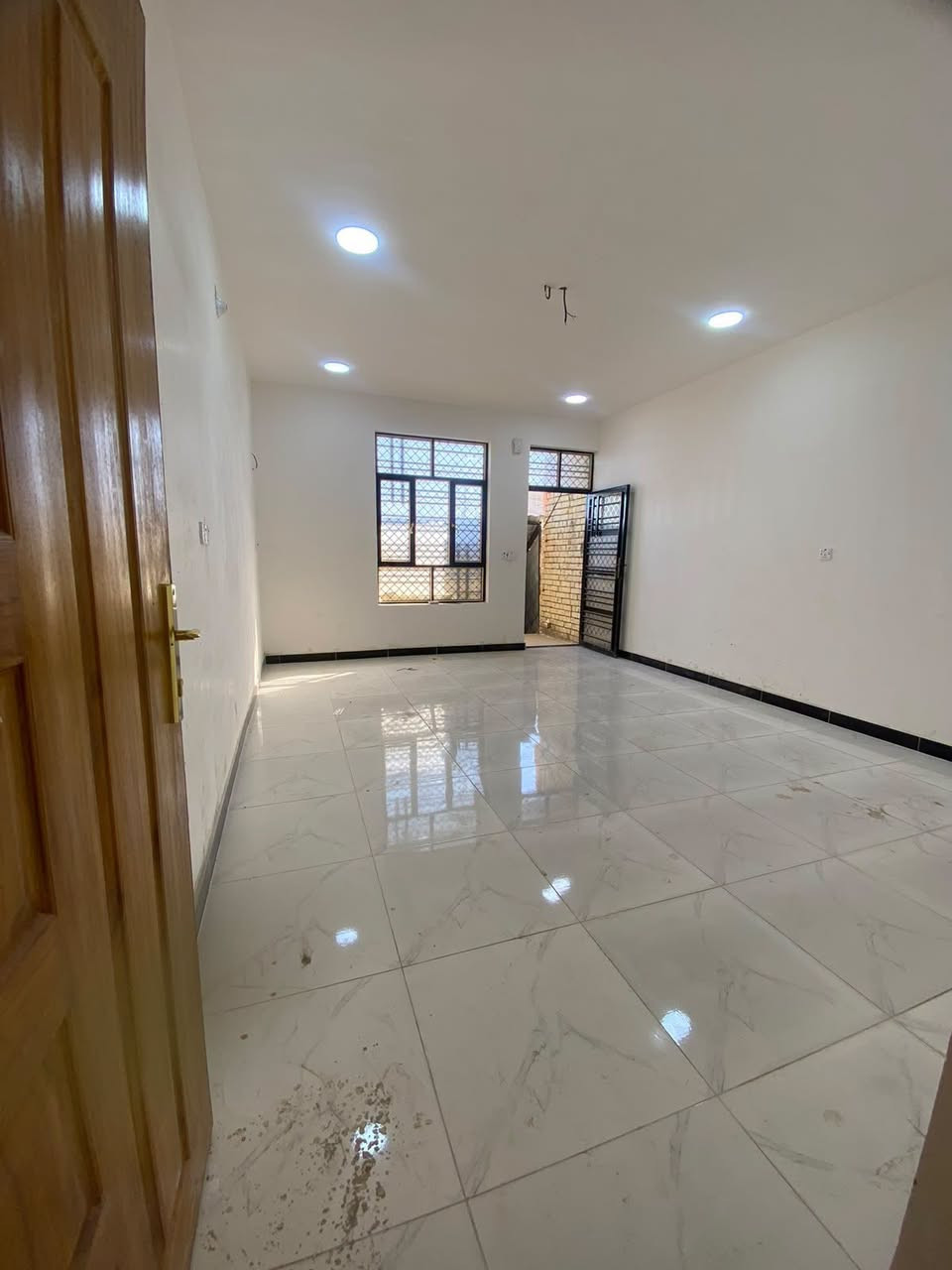 دار للإيجار بناء جديد مساحة 100 متر ✅
البيت طابق ثاني درج معزول خارجي 
حي البساتين السلام شارع ابو رحاب 
سعر الايجار 300 الف قفل 
***********
