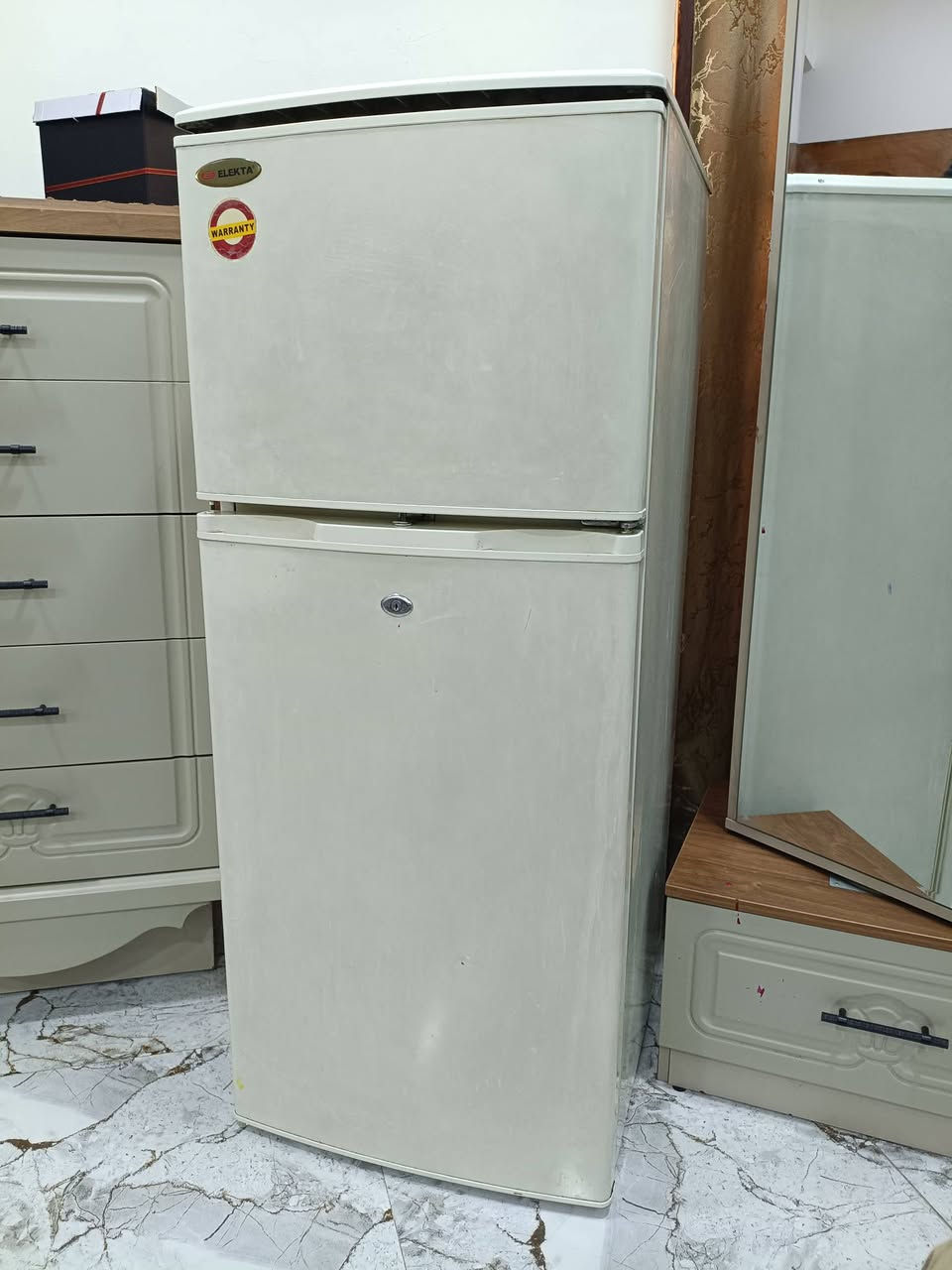 ثلاجه نظيفه للبيع السعر 70 وبيها مجال بسيط المكان بغداد الحريه دور نواب الضباط الاستفسار الاتصال على الرقم *********** واتساب او ماسنجر

