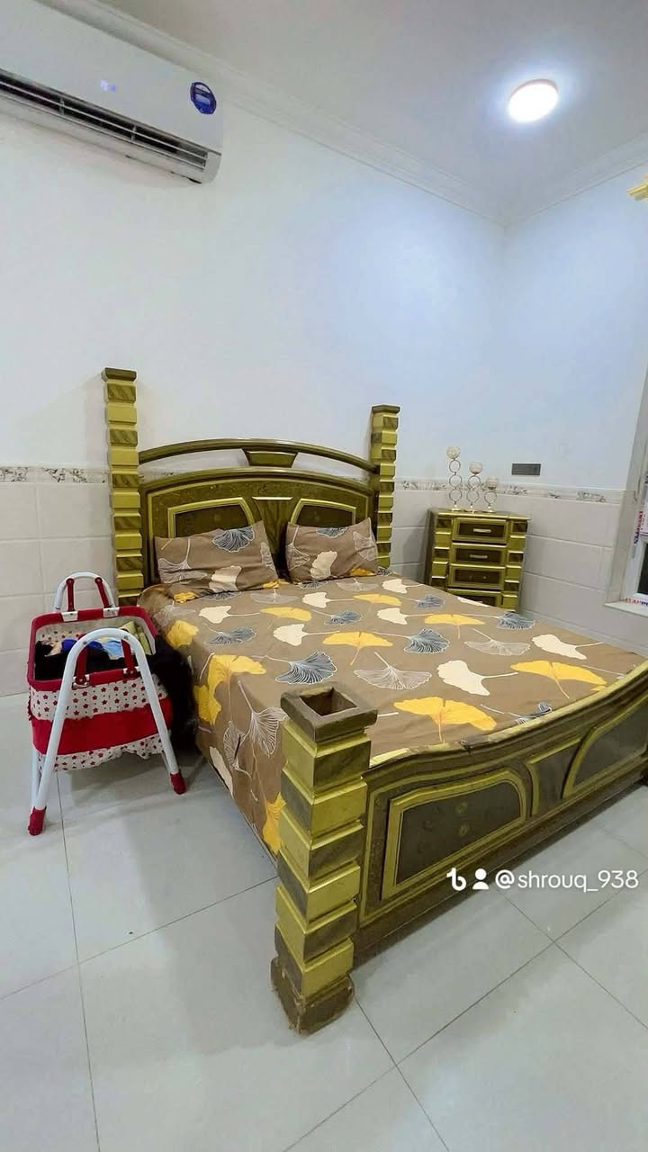 غرف بيع مستعجل
سعر الوحده 350. بيها مجال عنوان شارع 60

نص مكتوب في الصور:
- @shrouq_938