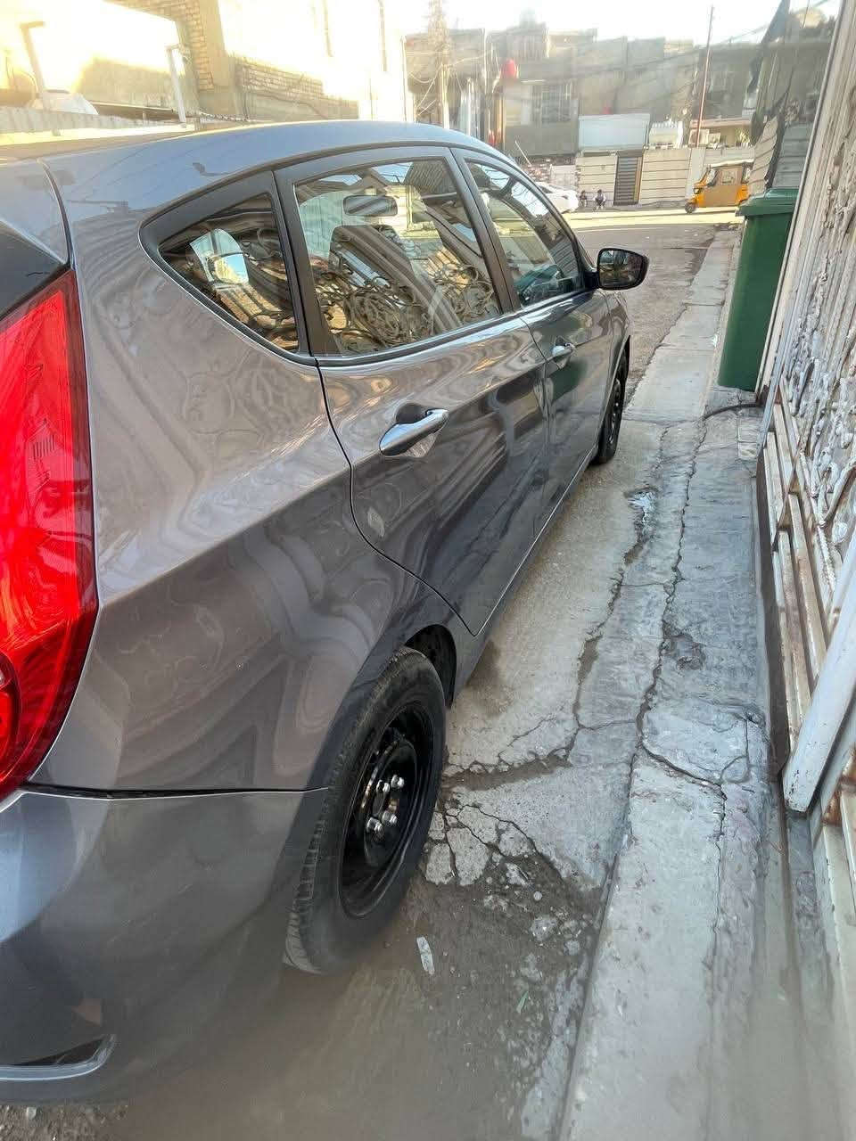 للبيع اكسنت موديل 16 
ماشيه 95 
بيها 4 قطع صبغ ابيع حزام سعر 74 و بيها مجال 
مكان السياره بغداد الامين
للاستفسار ***********
