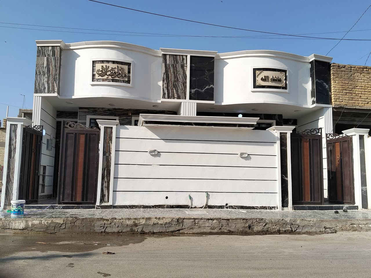 سلام عليكم مشتملين كل واحد 100 م بناء حديث بناء غير مشترك شغل درجه اولى كامل من كلشي تستلم مفتاح المنطقه جاهزه من كل الخدمات العنوان الحسينيه خدمات مصقط قرب شارع 11 قريب على شارع 20  السعر المشتمل الواحد  65 / وبيهن مجال حك الجيه                ‏‪***********‬‏
