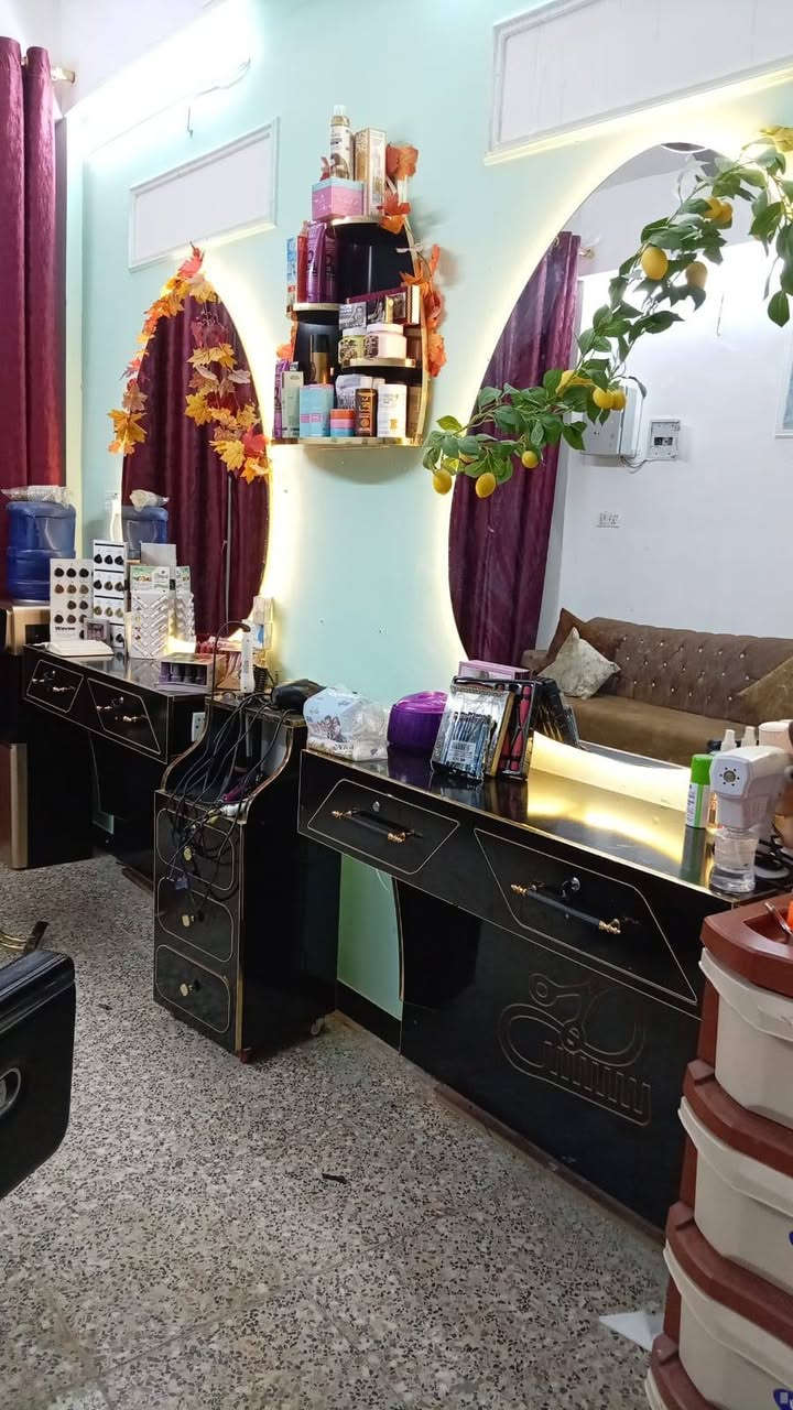 السلام عليكم محل كامل للبيع 
المحل غراضة فقط استعمال شهر واحد وكلشي جديد جام خانة شديتهة جديدة والديكور وبي هواي اغراض بعد مكاني بغداد 

***********
واتساب فقط
