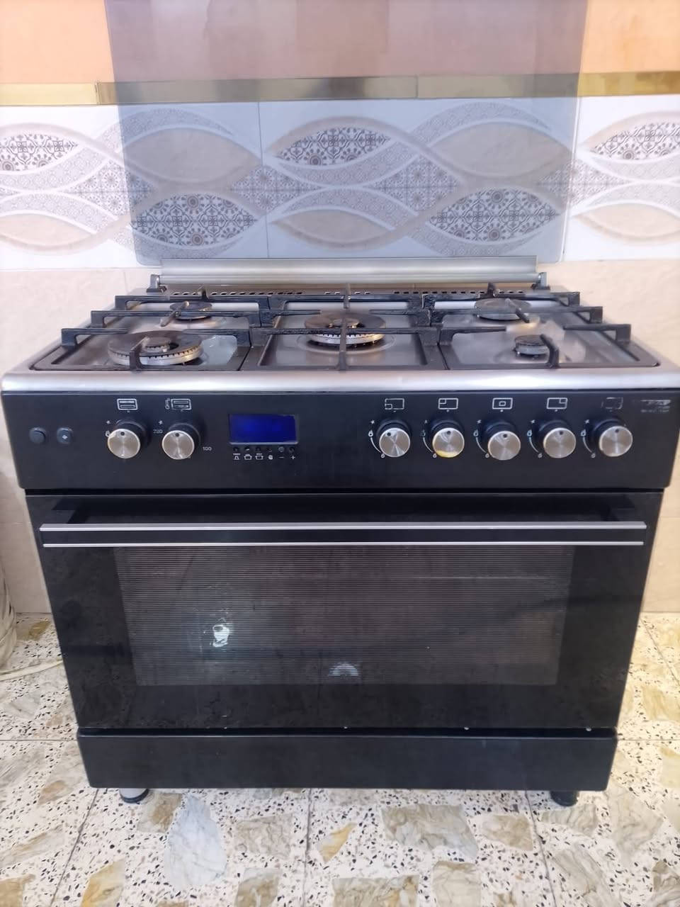 السلام عليكم طباخ 5  عيون ايطالي نضافته 100٪ والفرن شغال السعر  350 وبي مجال العنوان بغداد ***********
