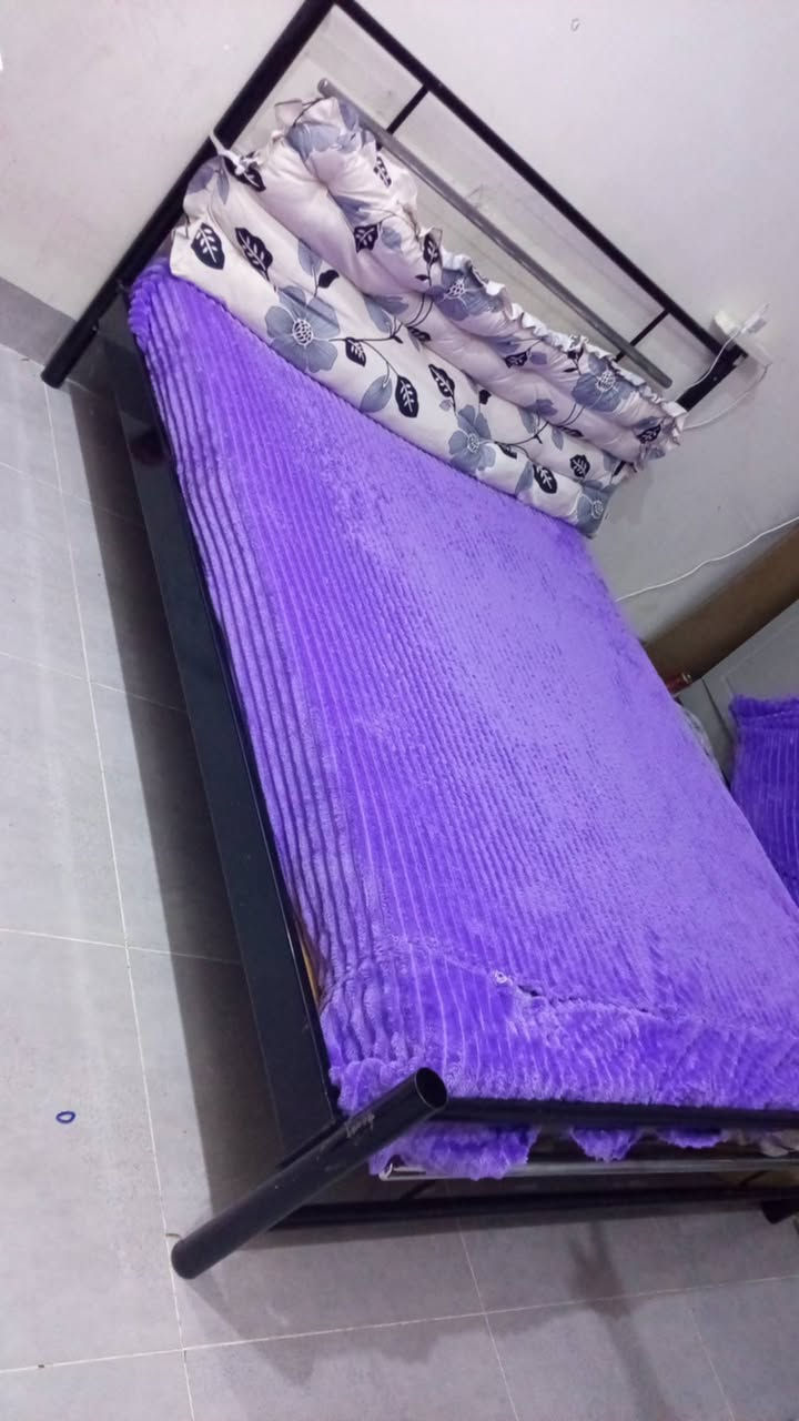 كنتور ميز تواليت تفصال للبيع مع سرير  استعمال قليل تواصل ***********
