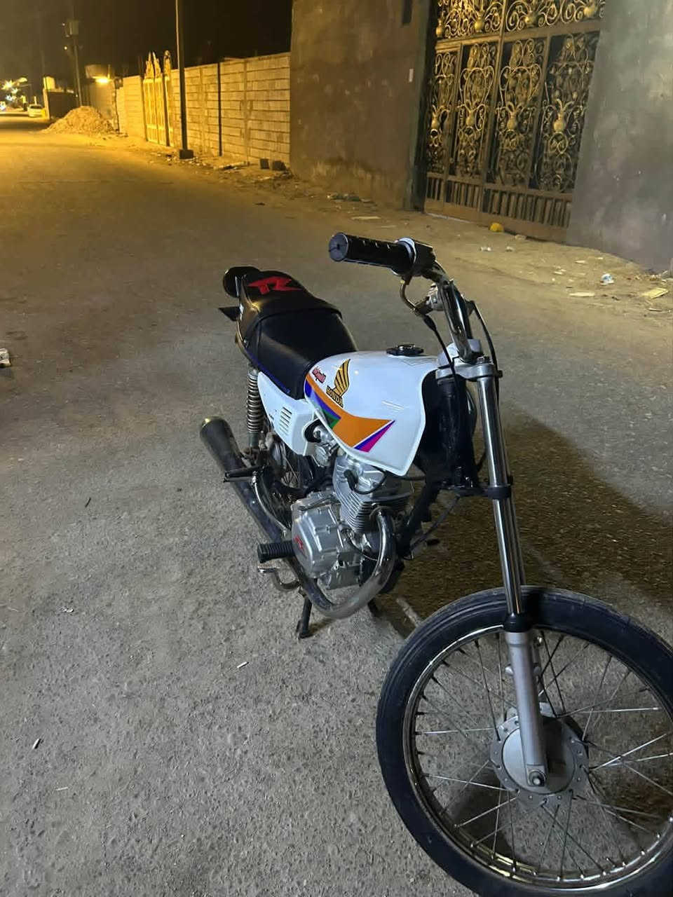 ايراني نضافه فولل
ايراني محرك رابيدو الاخوين الاصلي ام باركود
دراجه تعمير جديد كلشي نضيفه وجديد
نصبه فول 
مشي ونهضه ومعدل ما موجود بكل رابيدو 
مكان بصره ابي الخصيب 
سعر525وبيه مجال قليل 
التواصل***********

