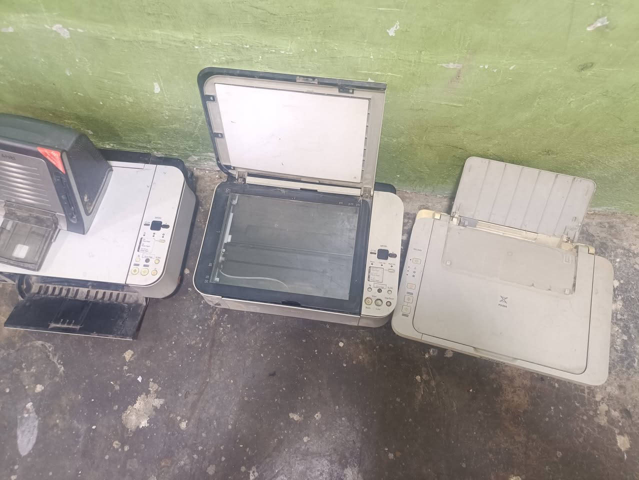 السلام عليكم.
3 طابعات نوع 
Canon PIXMA MG2440عدد(1)
Canon PIXMA MP250 (عدد( 2
وطابعه صور نوع HiTi Photo Printer S420
يعني اربع طابعات للعلم كلهن شغالات بس متروكات 
العنوان كربلاء 
السعر اربعتهن ب300 الف قفل 
بدون كيبلات 
*********** واتساب فقط
