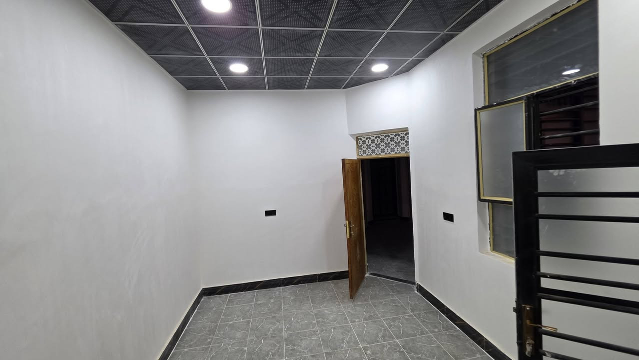 على بركة الله
 بيت للبيع طابو زراعي سند ٢٥ البيت ركن شارعين متوفر كافه الخدمات كهرباء مجاري الخ تفاصيل عنوان البيت مجمع الجوادين نهايه شارع ٣٠ قرب سيد حبوب

 البيت اساس صب كونكريت وسقف كونكريت ايضا البناء درجه اولى جص وسمنت وبورك وسقف ثانوي علطول البيت بمعنا الكلمه كامل ١٠٠% البيت ستوه الاسطى طلع من يمه شما احجيلك عن تفاصيله قليل بحقه والارضيه بورسلين

محتويات البيت غرفتين داخليه صحيات داخليه وخارجيه + تهويه للغرف يعني البيت مو مخنوك مطبخ حار وبارد  سيراميك وصاله مرتبه وبيتونه وتشاريف ممكن تسوي طابق ثاني هواي تفاصيل بي البيت 

لاستفسار اكثر التواصل على الصفحه او الاتصال على ***********
