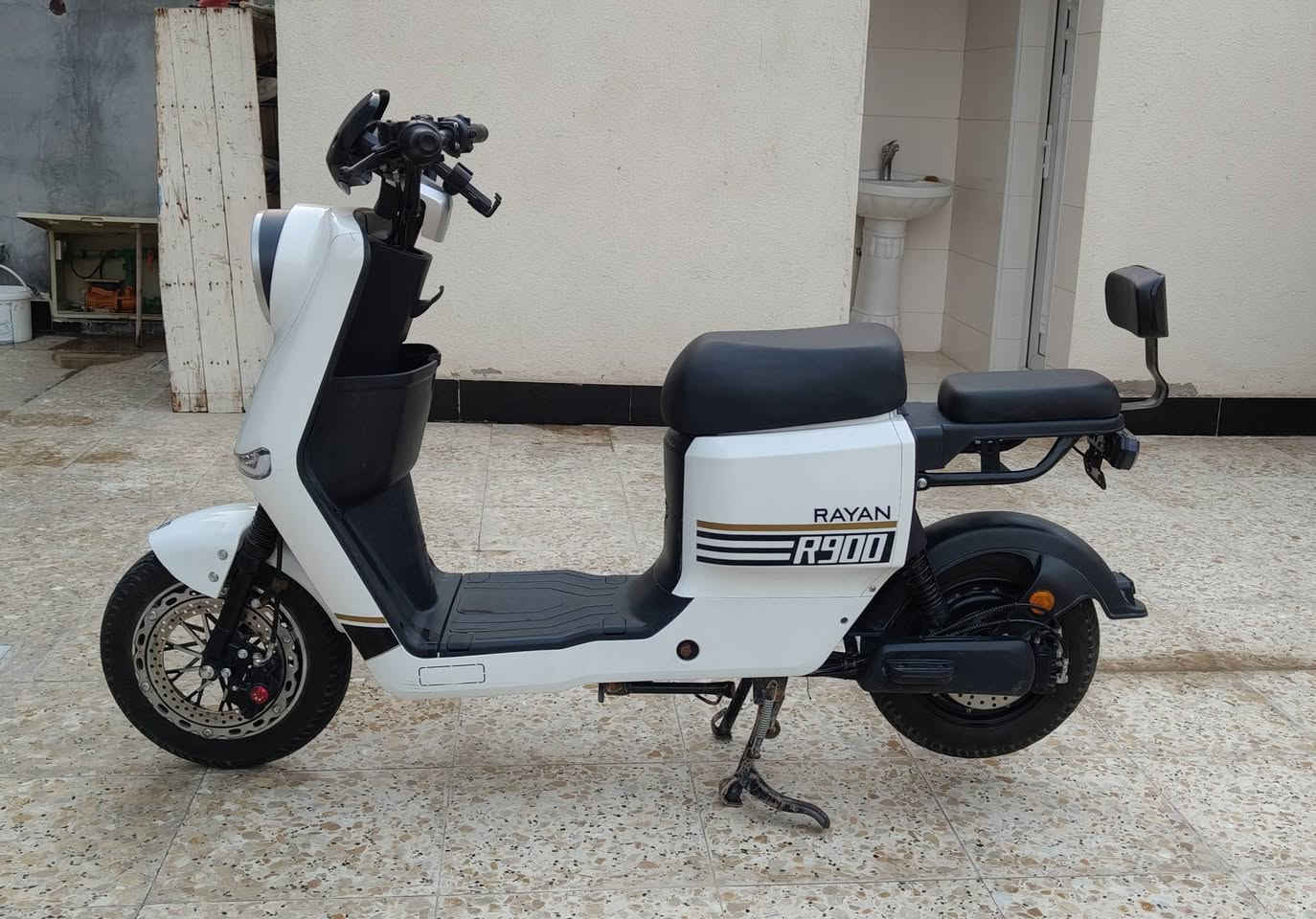 دراجة شحن  R900
جاهزة وكلشي شغال 
( بدون بطاريات )  
السعر  300 
رقمي وتساب فقط ( *********** ) 
بصرة _صالحية
