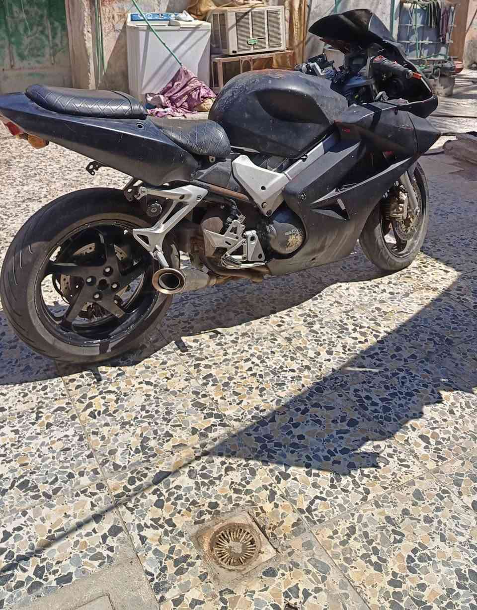 دراجه honda vfr800 2003
الدراجه جانت كاطعه نار وديتها الفيتر
سوا الكهربائيات وشغلها
بيها خلل حاليا ماتصعد دهن 
مامفتوحه المكينة شرط قبق الولفات مامفتوح
حجم المكينه 800cc
v4
تفاصيلها كاملة بالفديوات
الدراجه لون احمر بلاد
وصابغينها لون اسود رش 
عليها كزوز sc
يدات رياضيه
نوزلات رياضيه
ابيعها ع هذا وضعها الي تخدمه
مليون و100 الف سعرها
البصرة قضاء المدينة
***********
