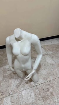 ملكانات نسائيه مستعمله نظافه95% الطول 90cm العدد من 20 إلى 25 السعر 22...