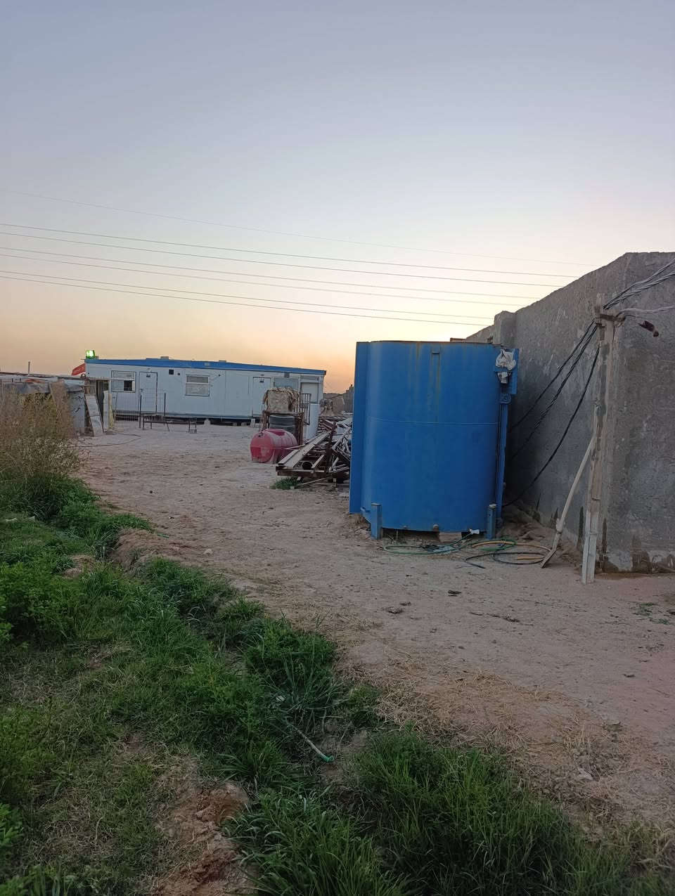 السلام عليكم مزرعه للبيع مساحتها 2 دونم و500 متر المزرعه جاهزه مزروعه تحتوي على حقل للحلال عجوله او غير ذلك من الحلال وايضا كرفان يحتوي على غرفتين خدمات موجوده ماء وكهرباء حجم البير البوري ابو العشره ماطور غطاس ابو العشره حصان  المكان نجف شارع كربلاء عمود 176.  اللي يحب يشتري يدلل السعر مناسب  ***********
