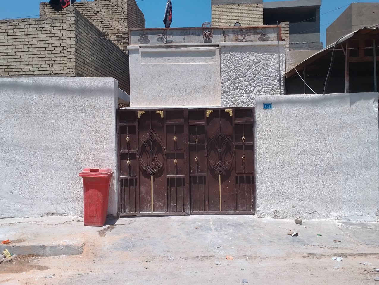 السلام عليكم دار للبيع طابو صرف طابقين مساحة 120م الجبهة 6 النزال 20

🔸الطابق الاول 
-حوش يتسع الى سيارة + تواليت خارجي 
- مدخلين استقبال و ممر 
_صالة + غرفة + حمام وتواليت + ترك ع طول البيت 

🔸الطابق الثاني 
_ غرفة + بيتونة + سطح 
 البيت مرمم جديد 
🔶السعر 135 
الكمالية شارع المصرف قرب جامع وحسينة الحكيم 
***********
