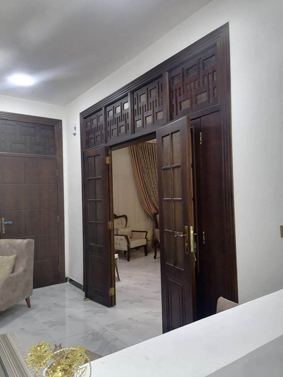 🏡 للبيع – بيت قرب كورنيش الحلة / حي الصحة
📍 الموقع:  – حي الصحة
قريب على الكورنيش، قرب حسينية حيدر جليل الربيعي – جهة باب الحسين

يبعد عن الشارع الرئيسي حوالي 100 متر
📐 المساحة: 200 متر
📄 السند: طابو زراعي 

🏗️ البناء: جديد 2024
🚰 مشمول بالمجاري
📏 الواجهة: 15.5 متر
🔹 تفاصيل البيت:
▫️ الطابق الأرضي:
غرفتان
صالة
هول
مطبخ
مجمع صحيات
صحيات خارجية
▫️ الطابق الثاني:
4 غرف نوم
هول
مجمع صحيات
✨ مميزات إضافية:
أبواب خشب درجة أولى
شبابيك ألمنيوم
تشطيب مرتب وحديث
يرهم مراوس  بالجزائر. البكرلي 
📞 للاستفسار:

*********** 

#الحلة #عقارات_الحلة #بيت_للبيع #كورنيش_الحلة #حي_الصحة #عقار #بيوت_العراق #عقارات_بابل #طابو_زراعي #بيت_حديث #استثمار
